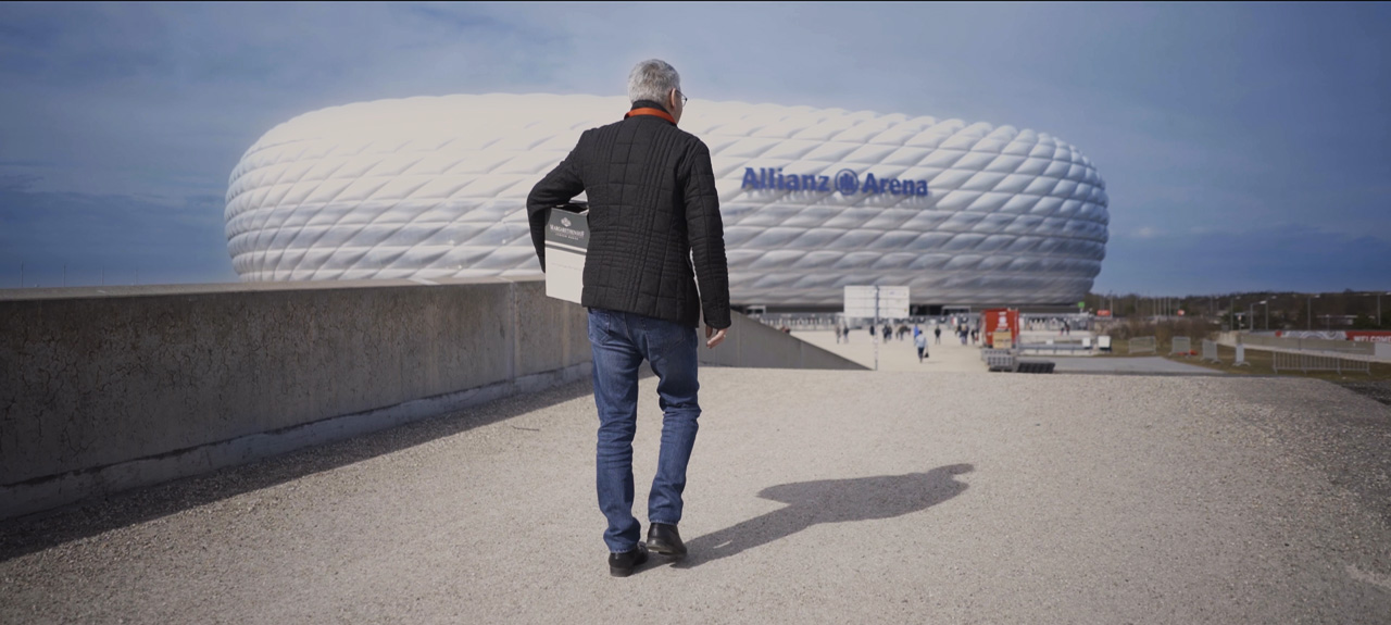 Jürgen Weber vor der Allianz Arena